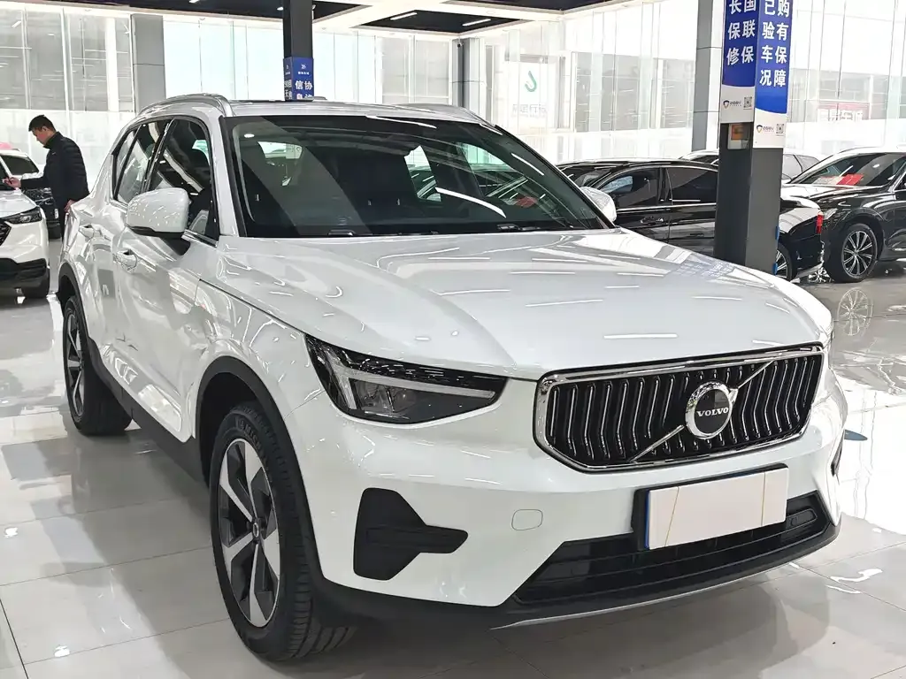 Volvo XC40 — фото 10