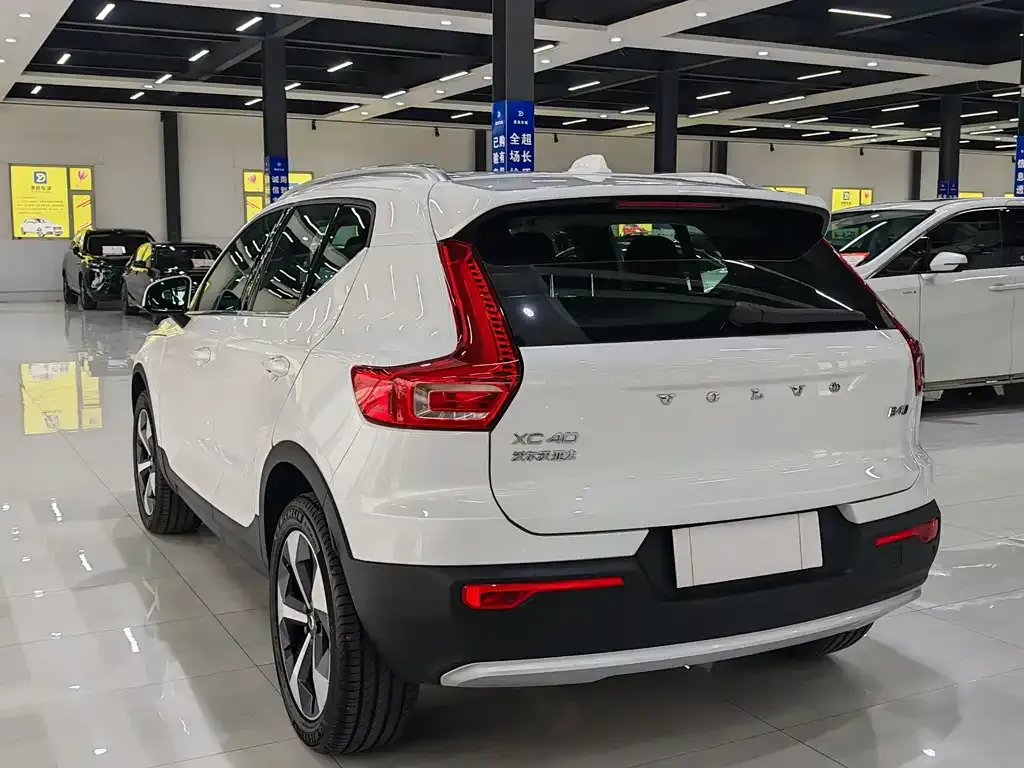Volvo XC40 — фото 8