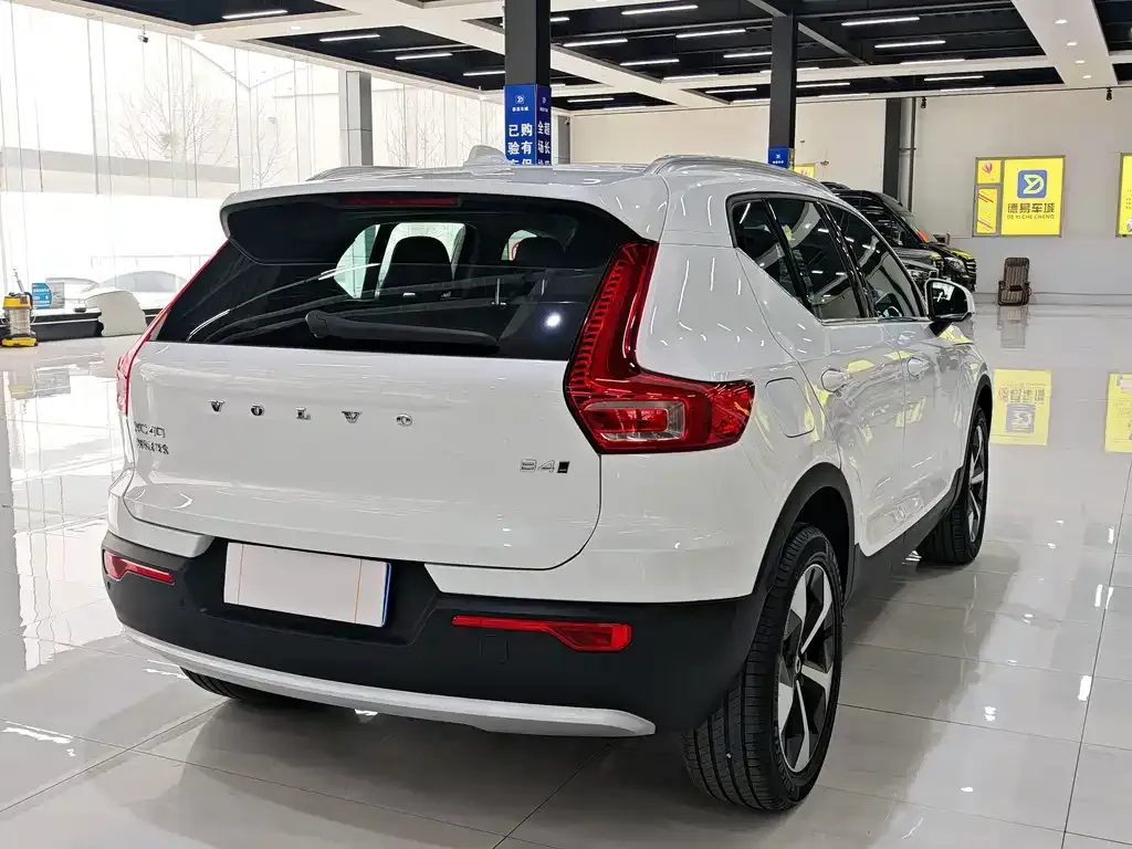 Volvo XC40 — фото 6