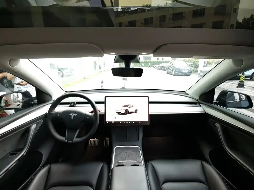 Tesla Model Y — фото 8