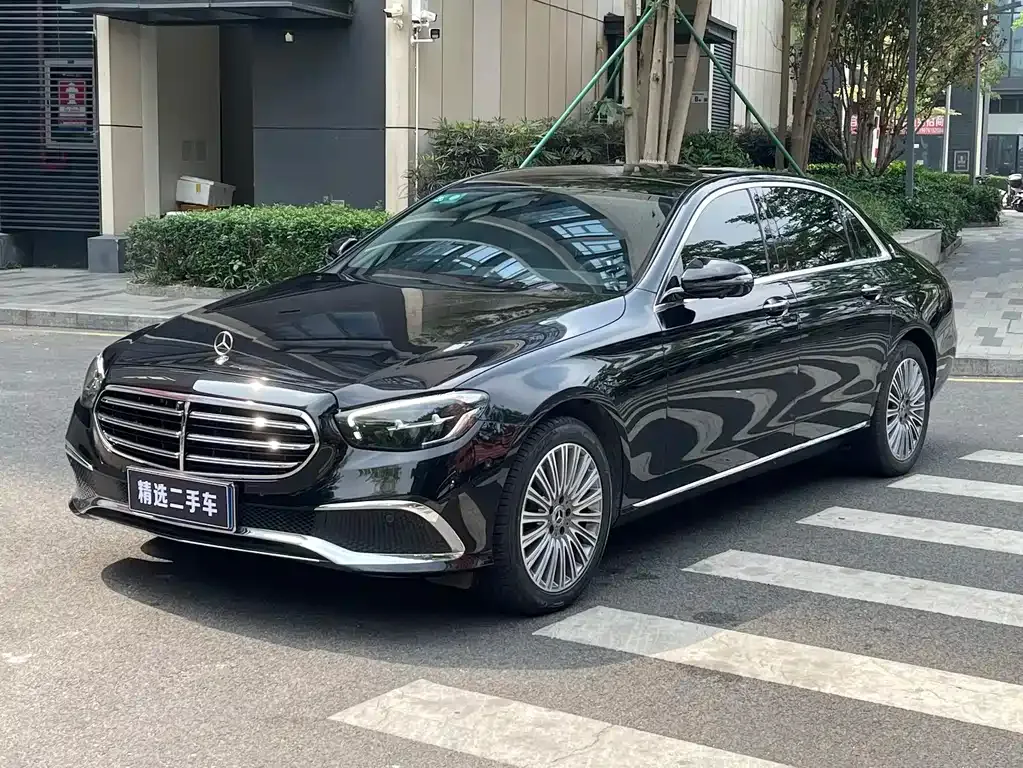 Mercedes-Benz E-Class — фото 1