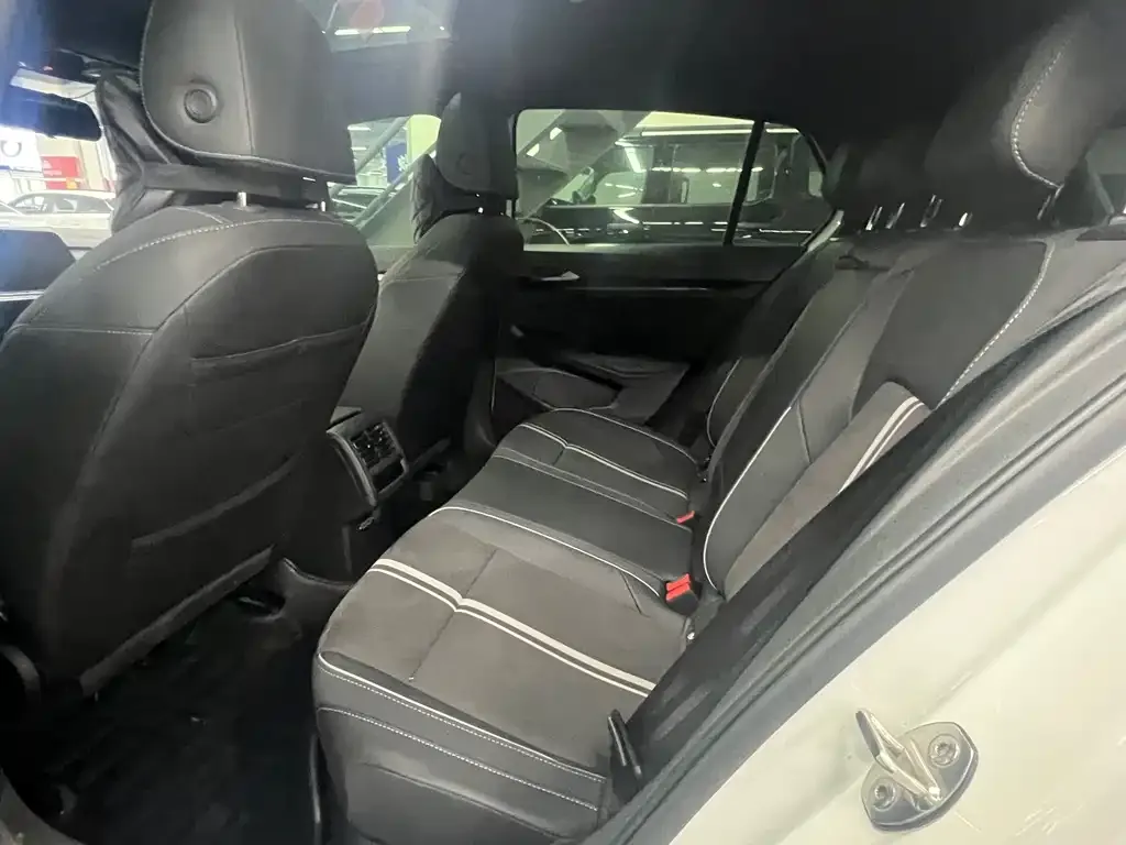 Volkswagen Golf 2023 из CN, фото 3
