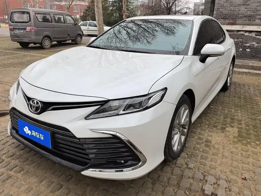 Toyota Camry — фото 1