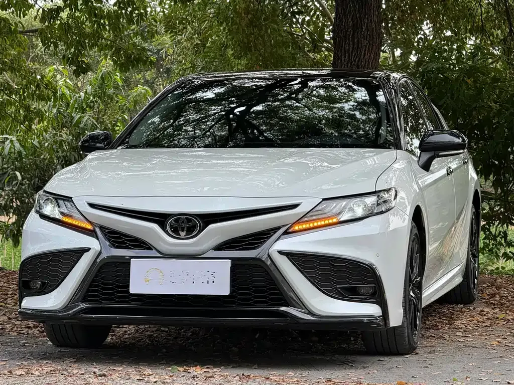 Toyota Camry — фото 1