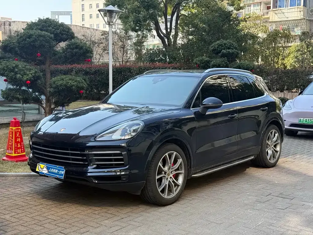 Porsche Cayenne — фото 1
