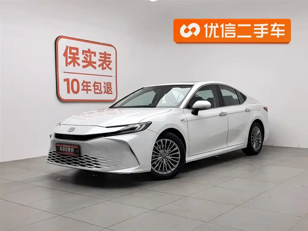 Toyota Camry — фото 1