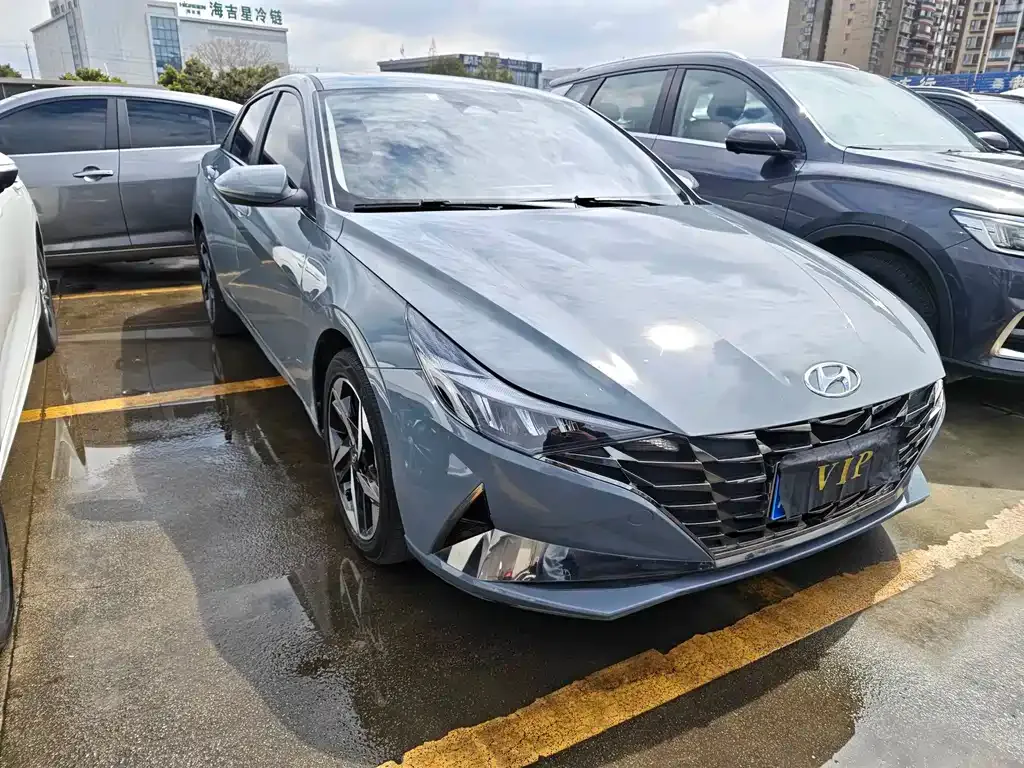 Hyundai Elantra — фото 1