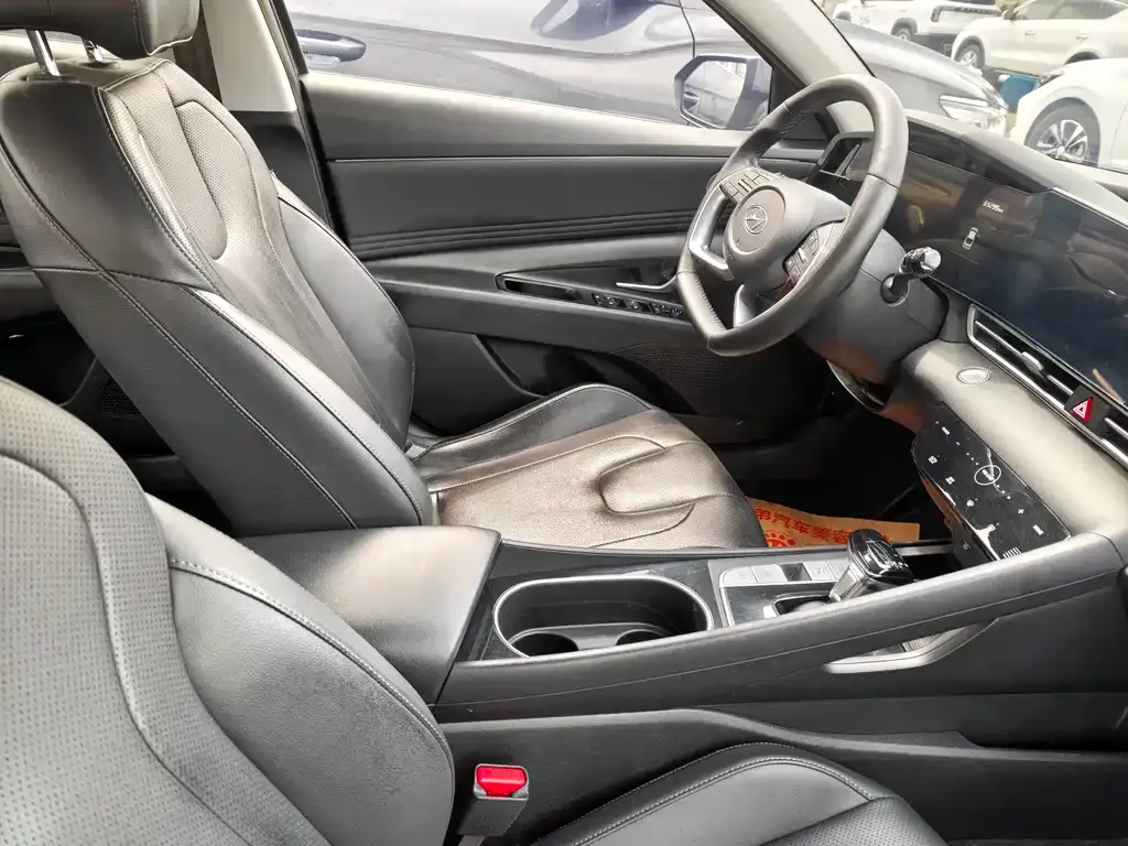 Hyundai Elantra — фото 7