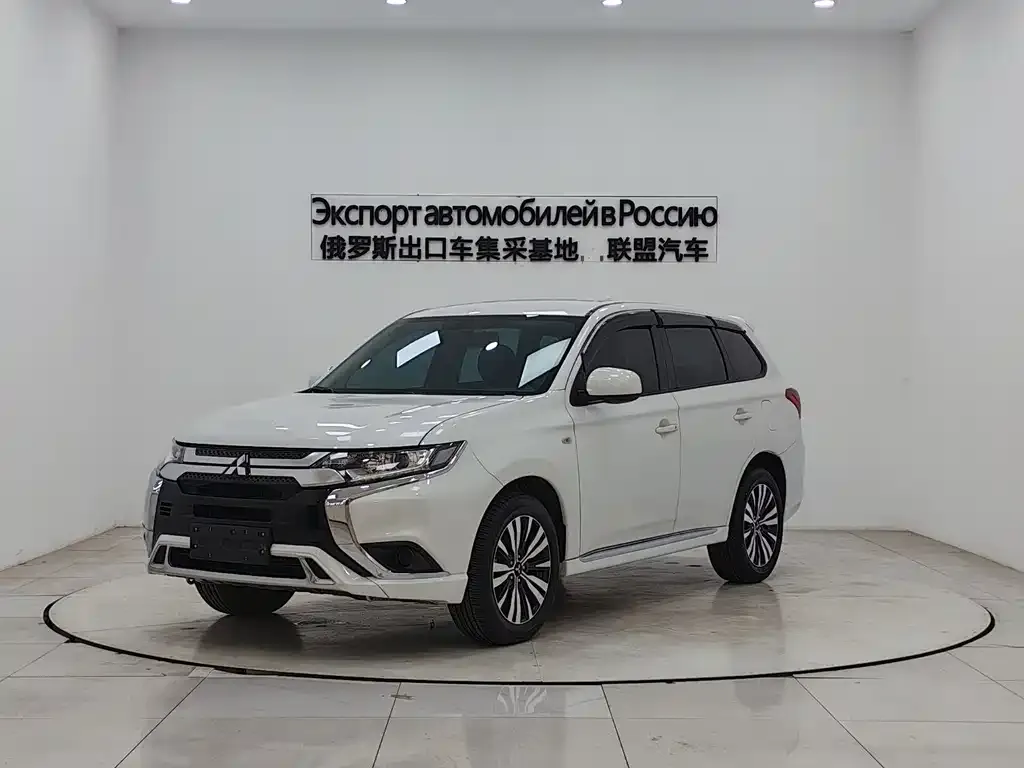Mitsubishi Outlander — фото 1