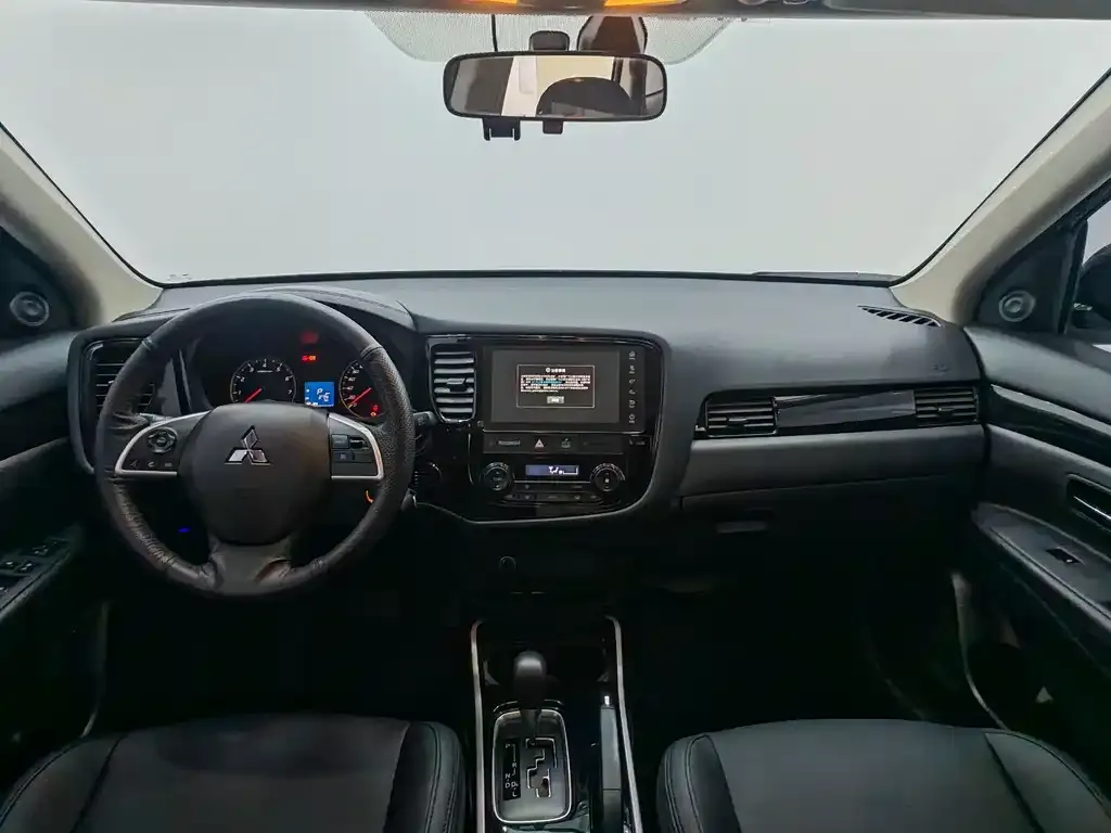 Mitsubishi Outlander — фото 10