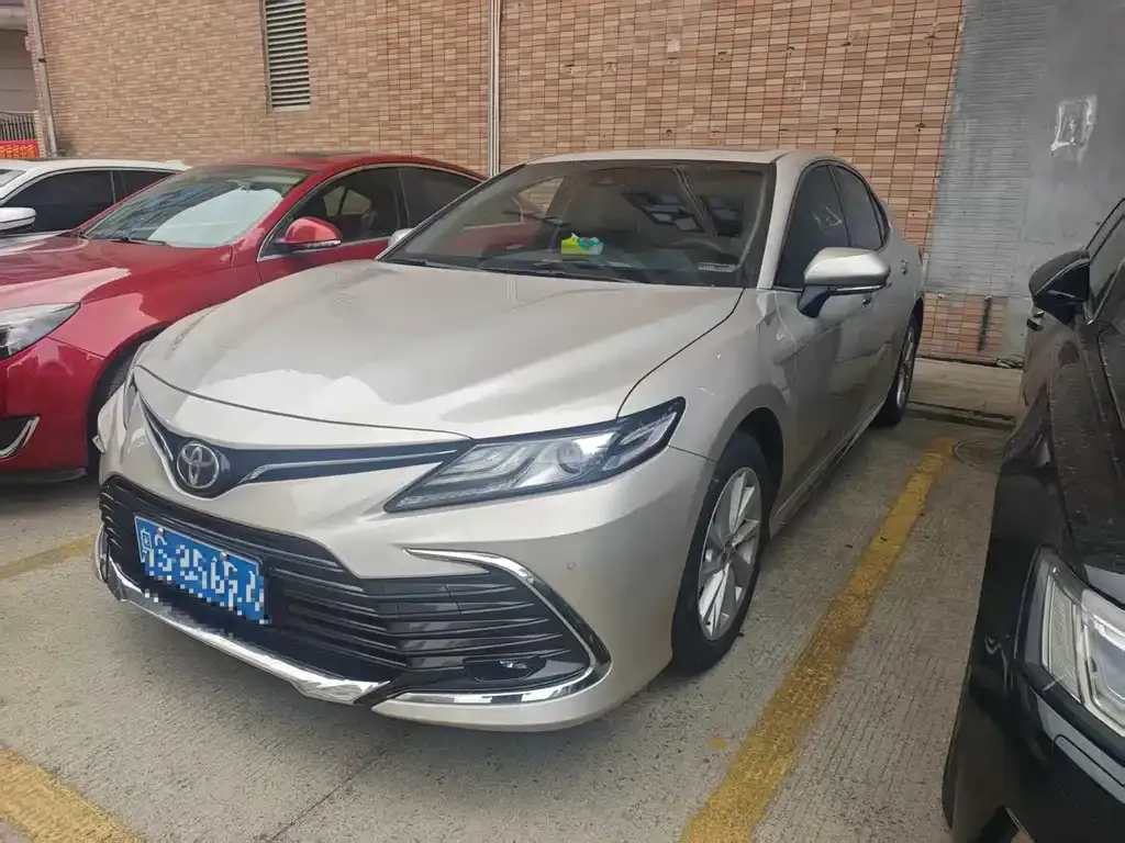 Toyota Camry — фото 1