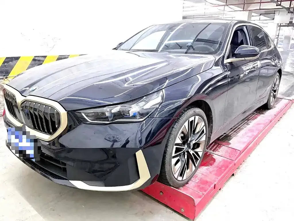 BMW 5 Series — фото 1