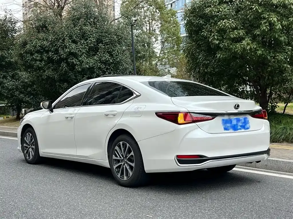 Lexus ES — фото 10