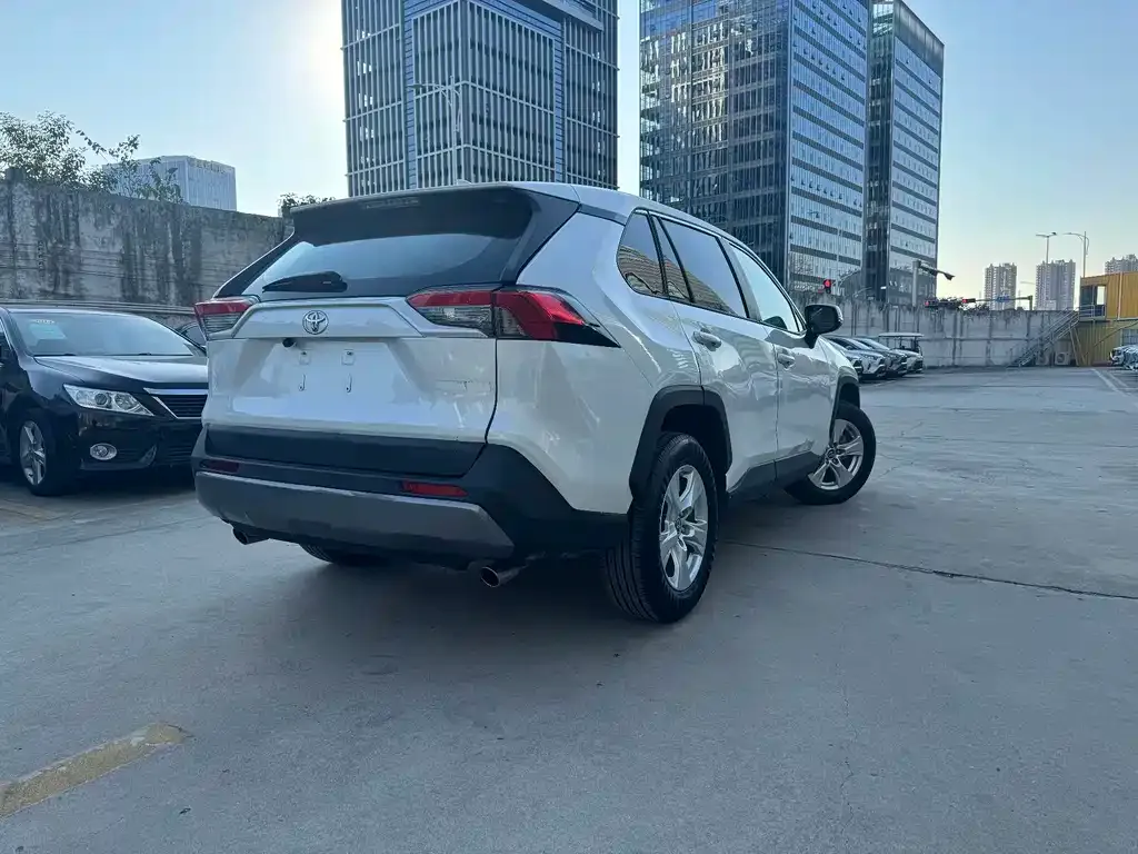 Toyota RAV4 2024 из CN, фото 2