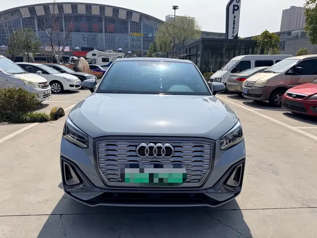 Audi Q2L e-tron — фото 1