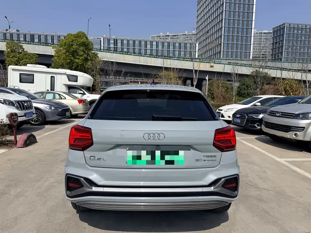 Audi Q2L e-tron — фото 2