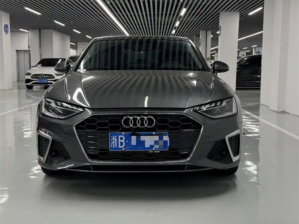 Audi A4L — фото 1