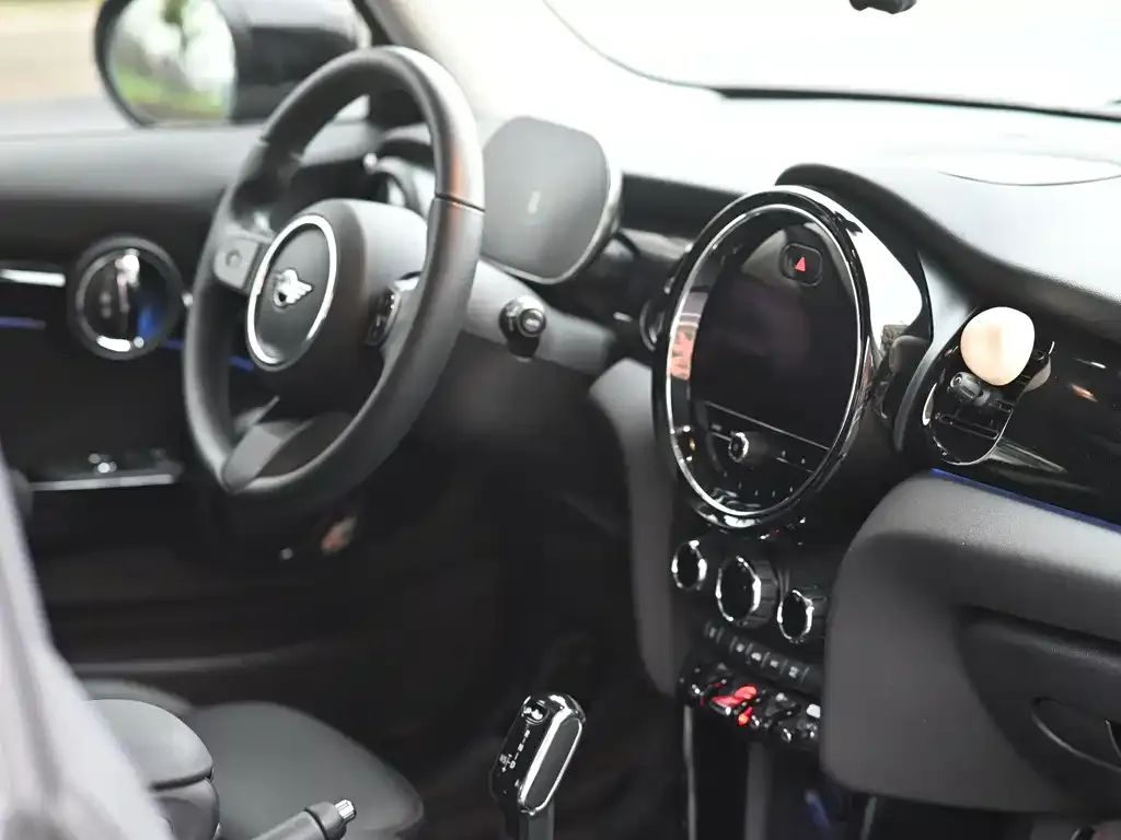 MINI Cooper (3-door) 2023 из CN, фото 2