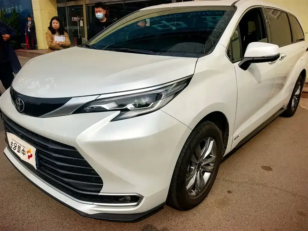 Toyota Sienna — фото 1