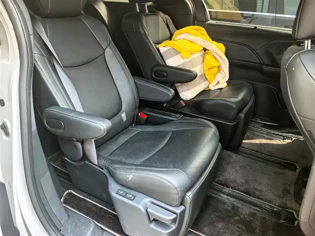 Toyota Sienna — фото 7