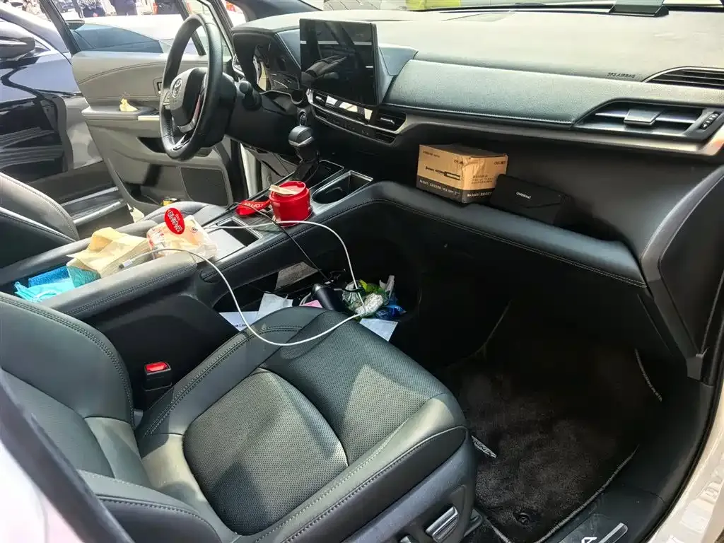 Toyota Sienna — фото 2