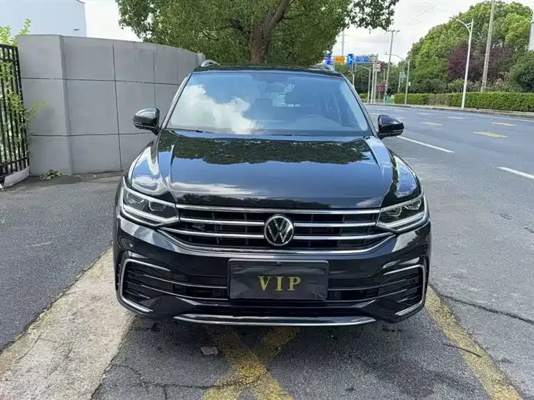 Volkswagen Tiguan L — фото 1
