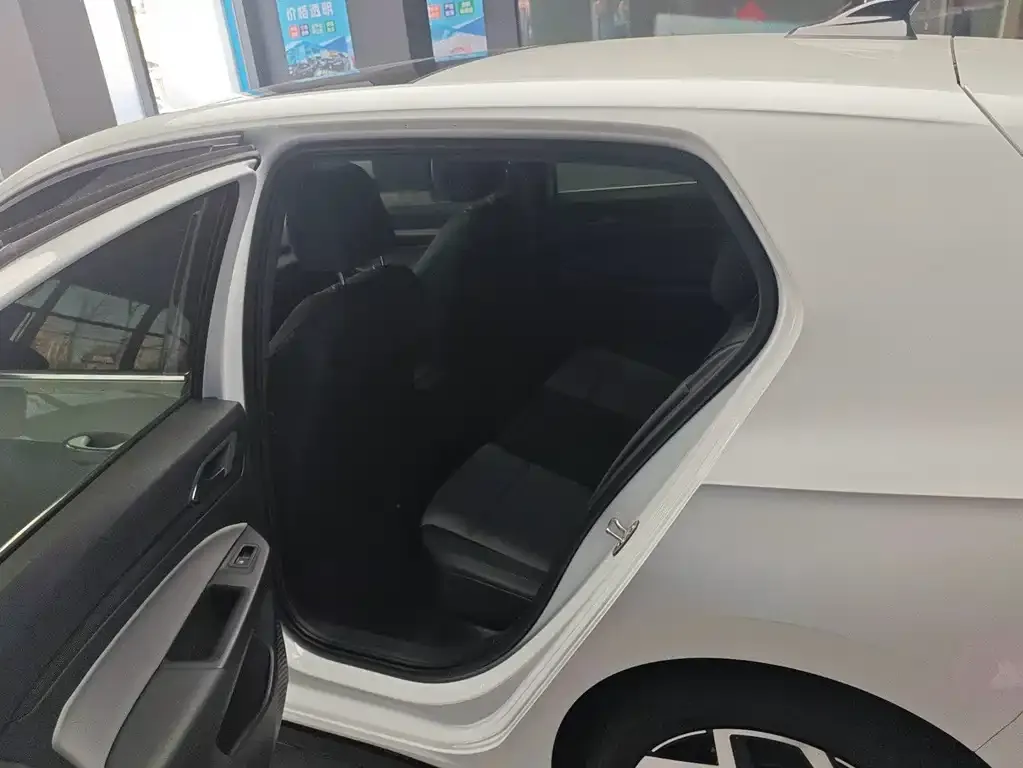 Volkswagen Golf 2024 из CN, фото 2