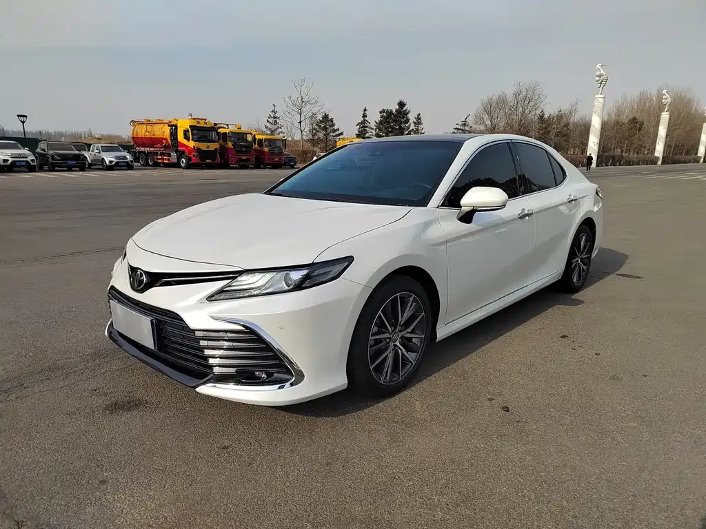 Toyota Camry — фото 1