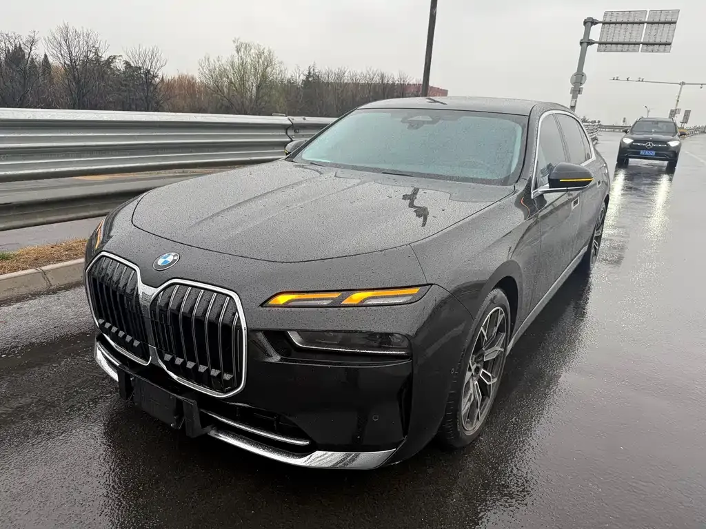 BMW 7 Series — фото 1