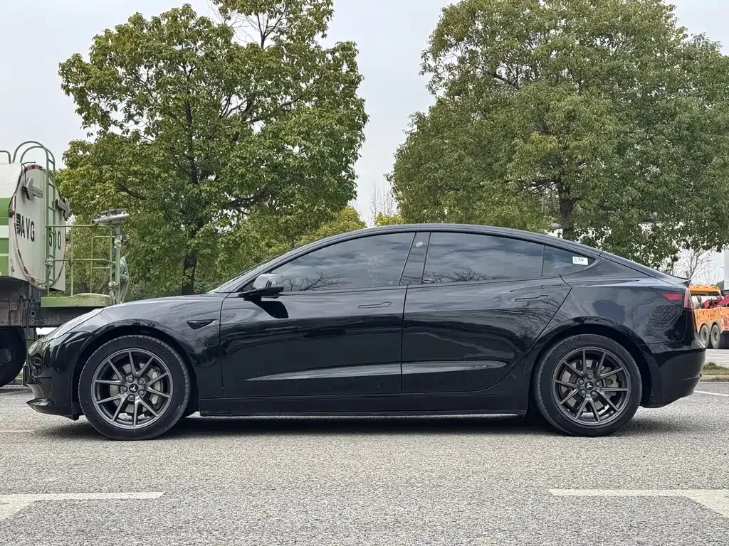 Tesla Model 3 — фото 4