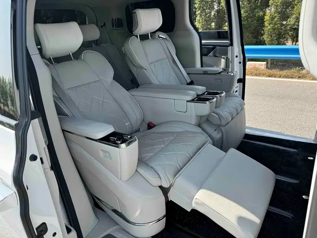 Volvo EM90 2024 из CN, фото 10