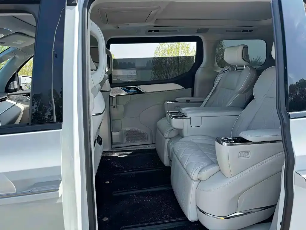 Volvo EM90 2024 из CN, фото 2