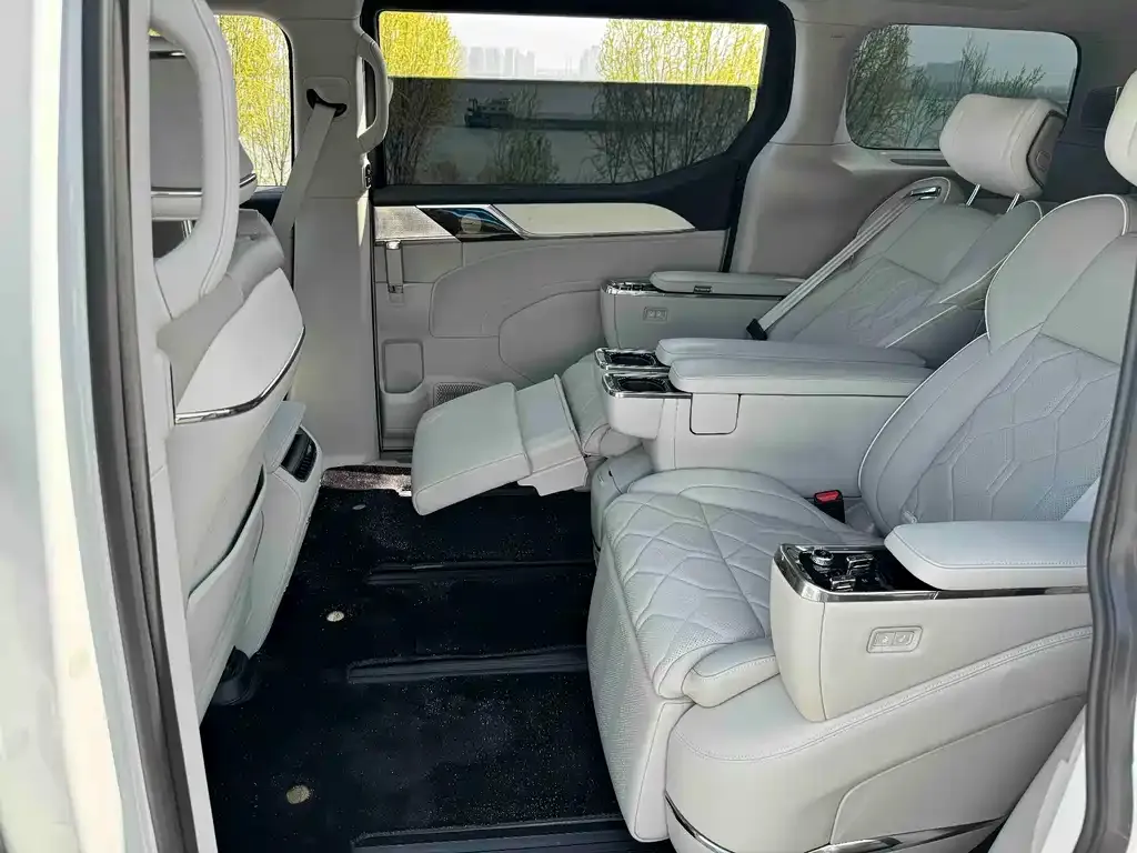 Volvo EM90 2024 из CN, фото 8