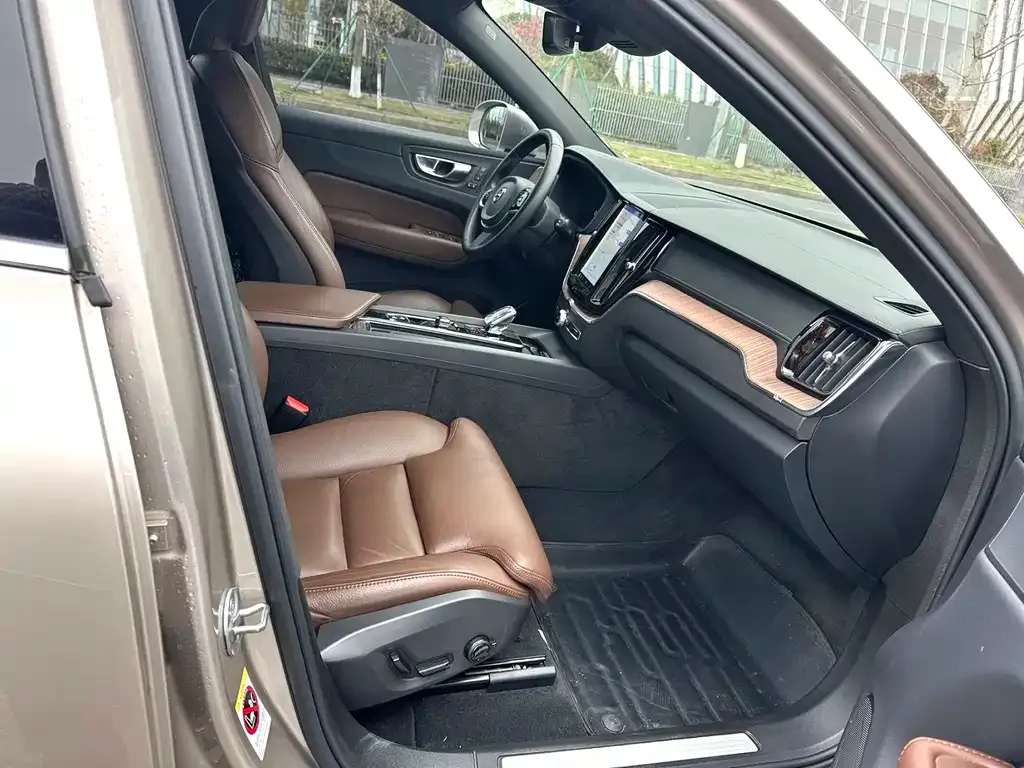 Volvo XC60 — фото 2
