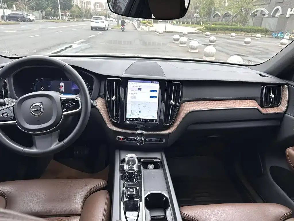 Volvo XC60 — фото 9