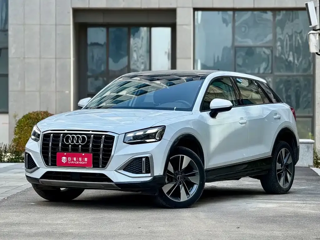 Audi Q2L — фото 1