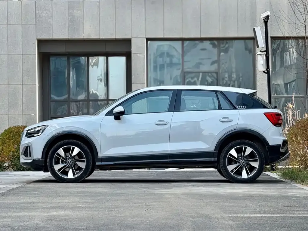 Audi Q2L — фото 10