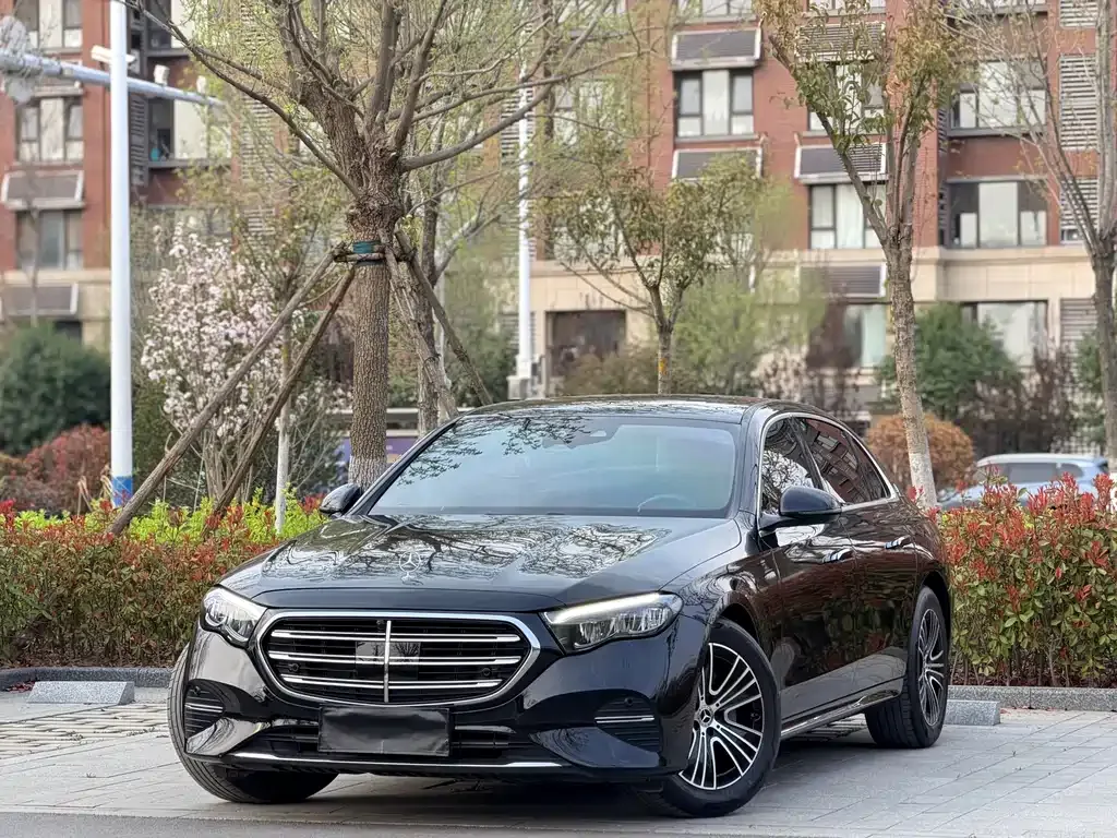 Mercedes-Benz E-Class — фото 1