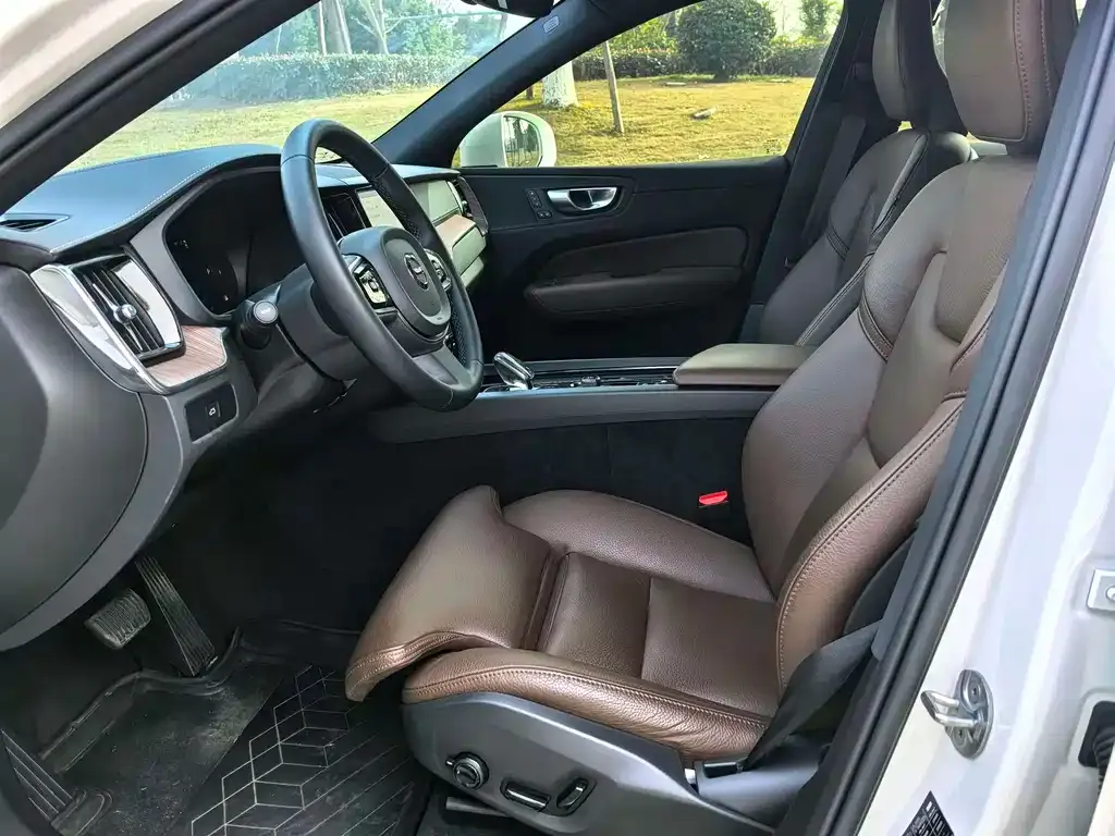 Volvo XC60 2024 из CN, фото 3
