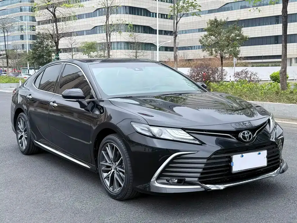 Toyota Camry — фото 1