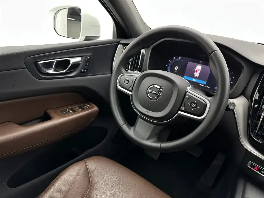 Volvo XC60 — фото 9