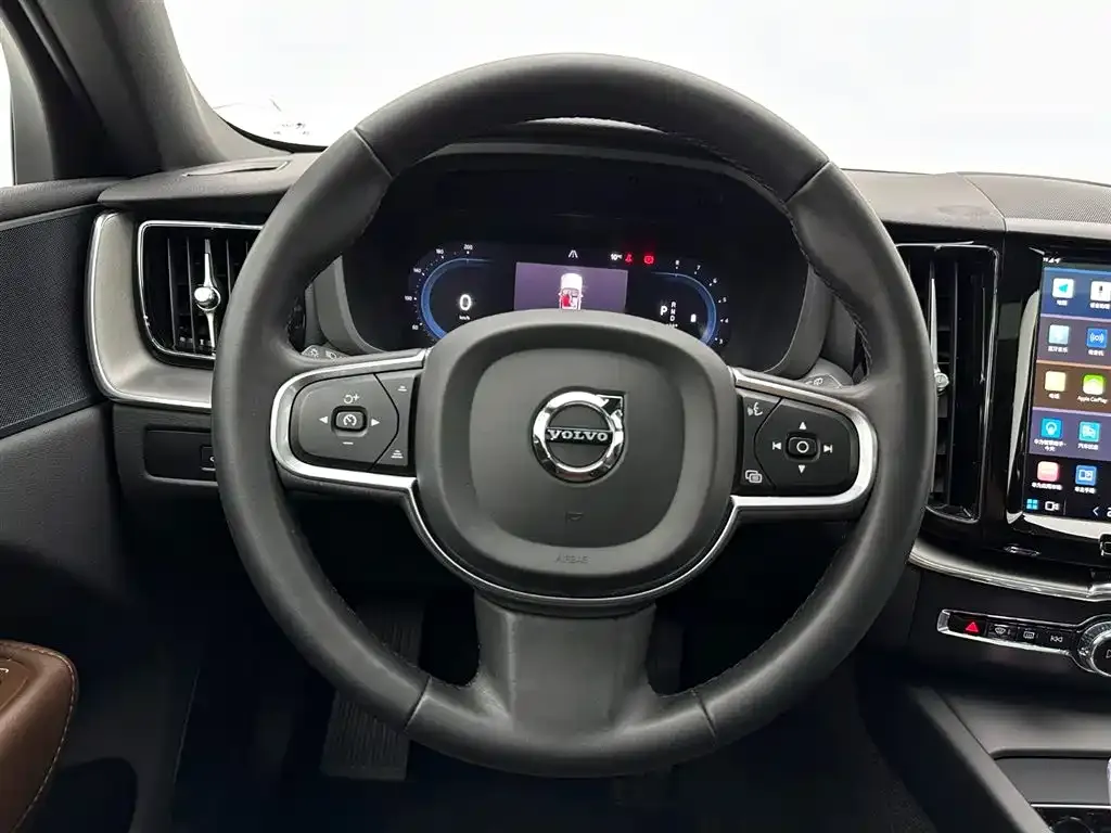 Volvo XC60 — фото 10