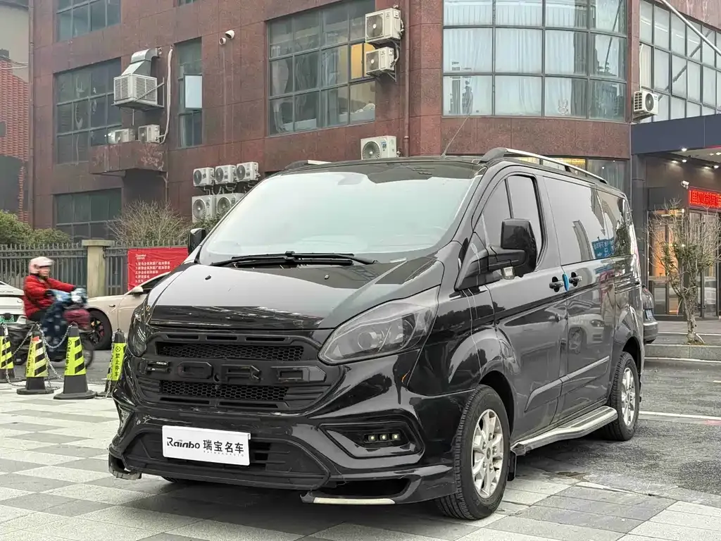 Ford Tourneo — фото 1
