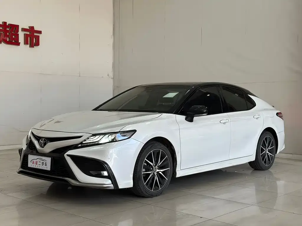 Toyota Camry — фото 1