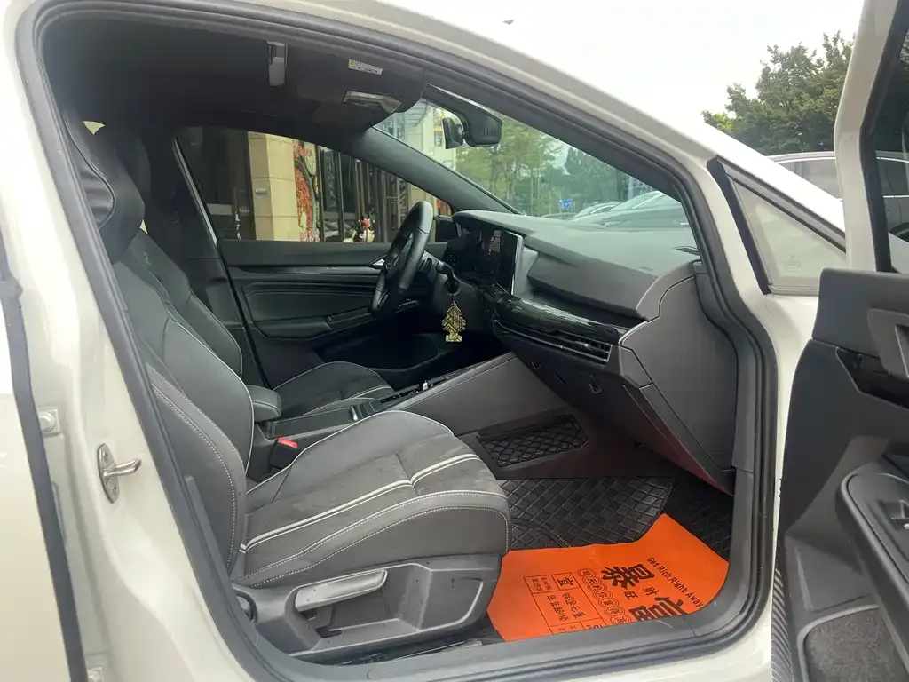 Volkswagen Golf 2023 из CN, фото 10