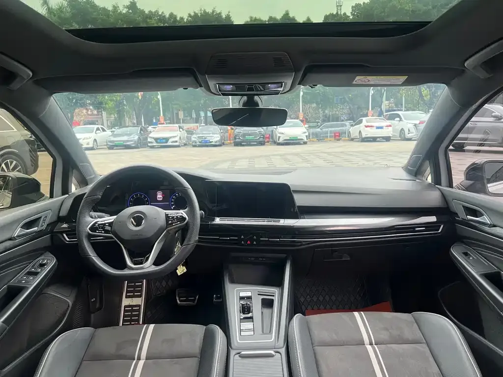 Volkswagen Golf 2023 из CN, фото 2