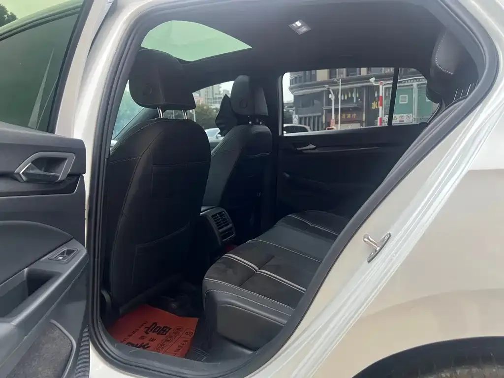 Volkswagen Golf 2023 из CN, фото 5