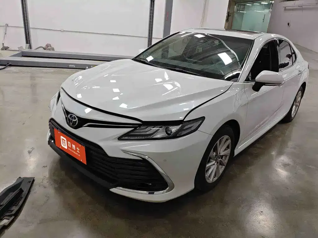 Toyota Camry — фото 1