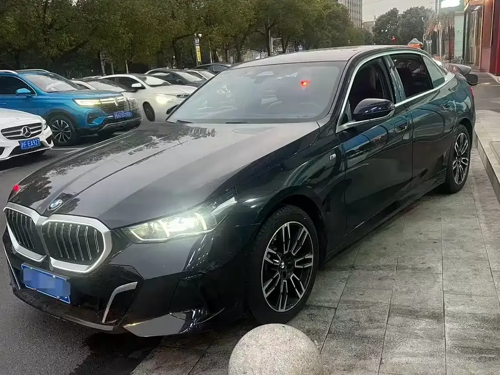 BMW 5 Series — фото 1