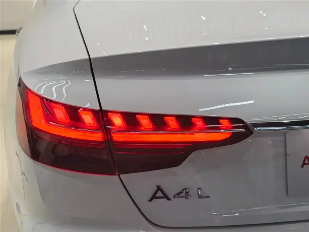 Audi A4L 2023 из CN, фото 4